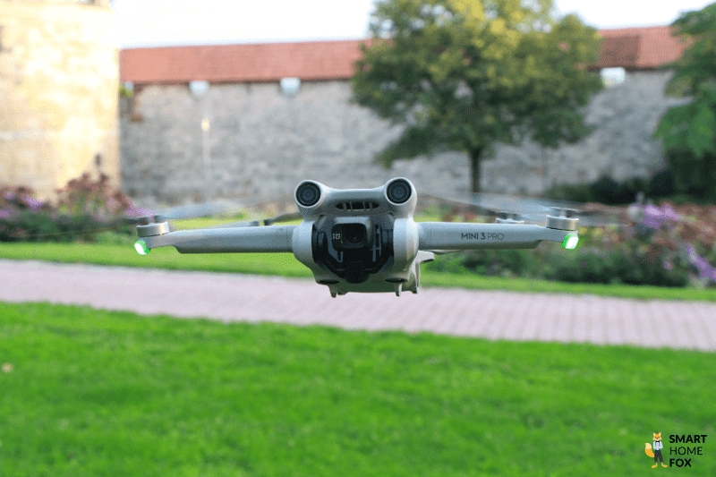 Die DJI Mini 3 Pro fliegt kerzengerade auf den Smart-Home-Fox Tester im Test zu und ist im Amazon Prime Day stark reduziert erhältlich.